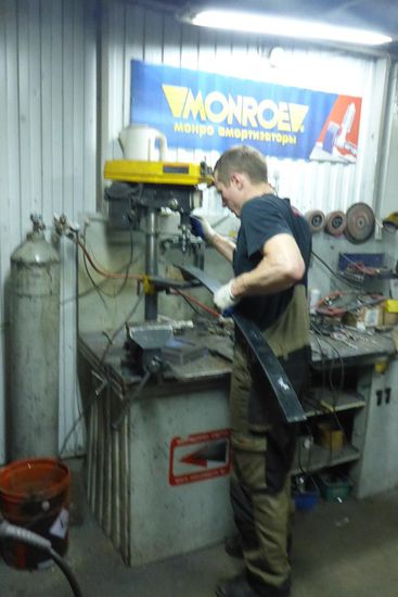 Sergej bei der Bearbeitung der neuen Plattfedern, sie wurden in einer Spezialwerkstatt für LKW´s am Stadtrand hergestellt. Das Austauschen von LKW-Plattfedern ist dort tägliches Brot. Sergej arbeitet ausgesprochen gründlich, reden ist nicht seine Welt