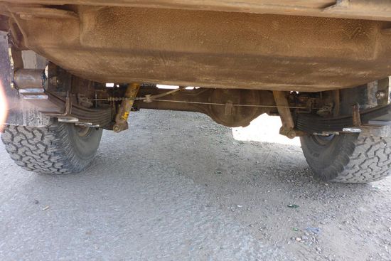 Perfekt, der HZJ ist wieder fit. Danke Sergej für Deine gute Arbeit!
Als ich ihm ein sattes Trinkgeld anbiete, lehnt er entschieden ab, bescheiden fragt er, ob er einen Blick in das Fahrzeug werfen kann, vom Hubdach ist er begeistert