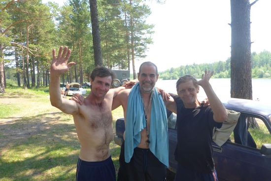 Eugenij und sein Bruder Sergej feiern die Sommer-Sonnenwende russisch und laden mich dazu ein; zusammen kommen wir auf 6 Promille, ich trinke nur Wasser