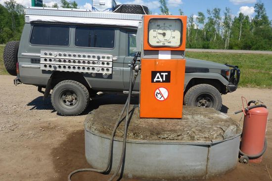 Die Tankstellennetz wird  weiter ostwärts dünner, die Technik einfacher; hier gibt es nichts, auf dem weißen Zettel unter der Anzeige steht "njet"