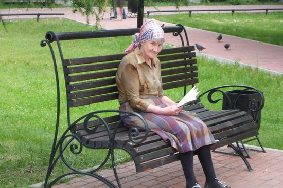 Unbekannte Leserin vor der Gotteserscheinungs-Kathedrale