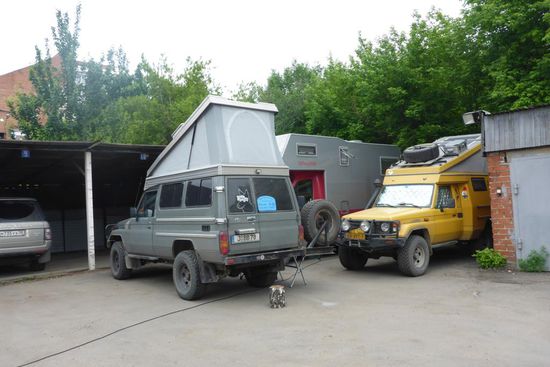 Ungewohnte Enge im Camp auf dem Parkplatz ...