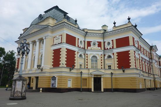 Das Theater, im selben Stil erbaut wie das in Gera (!), vom selben Architekten