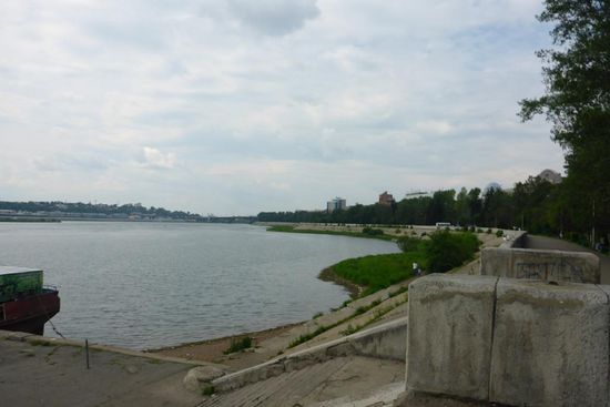 Am Ufer der Angara, sie ist wie andere Flüsse in Sibirien für ein Wasserkraftwerk aufgestaut; Strom ist hier sehr preiswert ( 1 Kilowatt kostet umgerechnet 2 Cent)