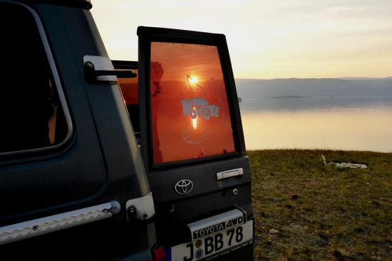 Der erste Sonnenuntergang (22.30 Ortszeit ...