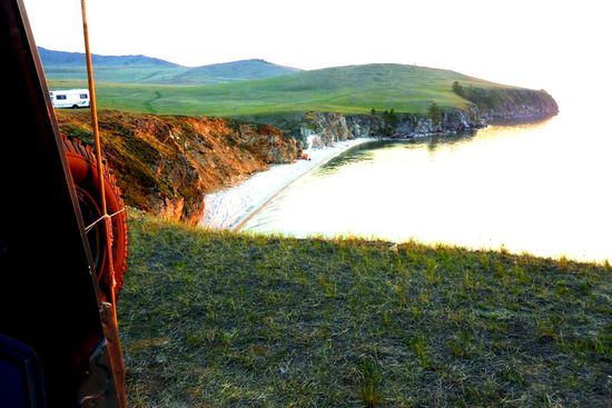 Am Strand dampft die ...