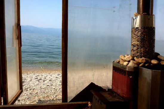... Banja, so ist das kalte Wasser (in der Mitte 4 Grad Celsius, am flachen Strand gefühlte 10 Grad) erträglich