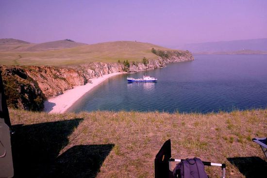 Mit diesem Schiff fahren wir zu einer kleinen Insel, auf der sich Baikal-Robben sonnen sollen; die Sonne ist da, die Robben lassen sich trotzdem nicht blicken