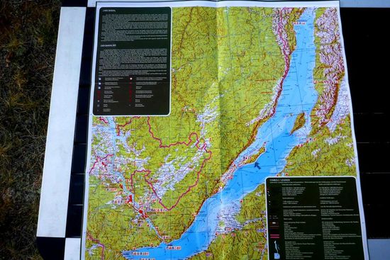 Der Baikalsee, 636 km lang, 27-80 km breit, mit 1637 m Tiefe der tiefste See der Erde. Er enthält mit 23 000 Kubikkilometer (!) etwa 20 % des (flüssigen) Süßwassers unseres blauen Planeten. Gespeist wird er von mehr als 300 Zuflüssen, die/der Angara ist der einzige Abfluß.
Der Pfeil markiert Olchon