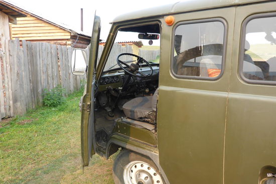 Der russische Bully, UAZ, ist ein sehr robustes Fahrgerät.
Benzinmotor (wegen der sibirischen Kälte) und Allradantrieb ...