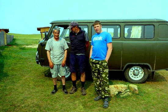 Die beiden "Rennfahrer" heizen mit uns in einem Höllenritt zur 45 km entfernten Nordspitze der Insel