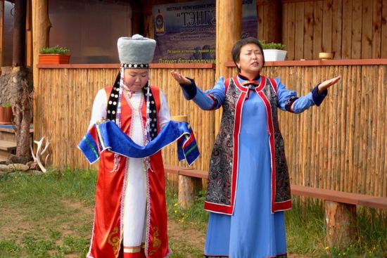 Burjatische Begrüßung mit brennenden Kräutern und einem Schluck Milch