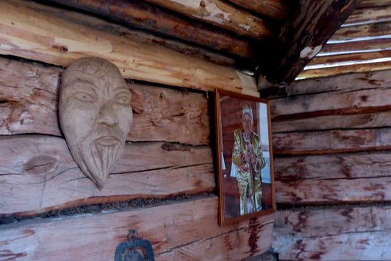 Darstellungen der verstorbenen Urgroßmutter und eines Schamanen, er darf nicht fehlen, in der Hütte ...