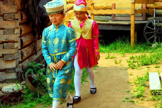 ... und Kids, hier auf dem Weg zur "Bühne" ...