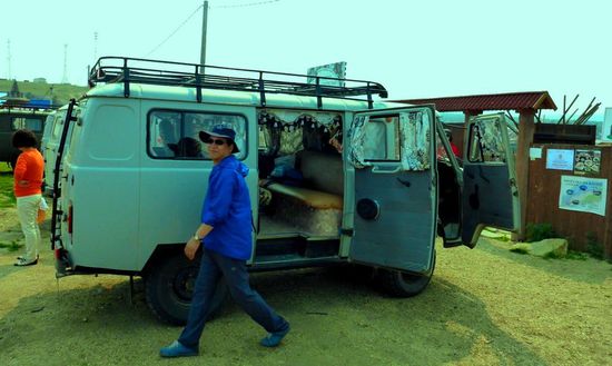 Die Herrschaften aus China fahren in der UAZ-S-Klasse