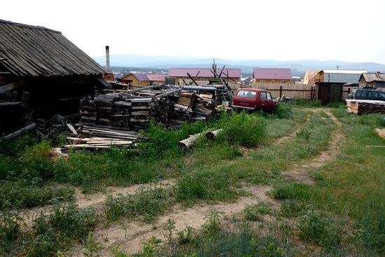 Auf Olchon leben 1500 Menschen, jedes Anwesen hat seinen eigenen Autofriedhof