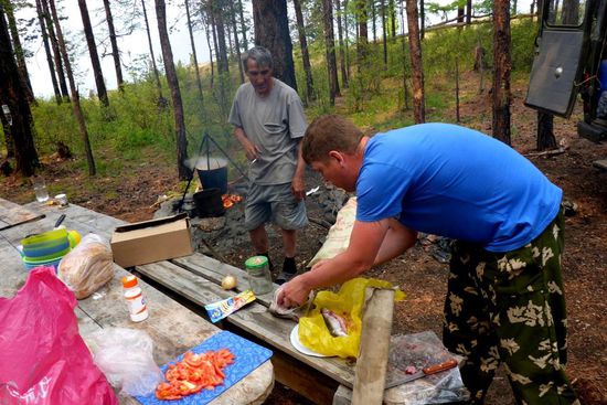 Die russische Fischsuppe dampft