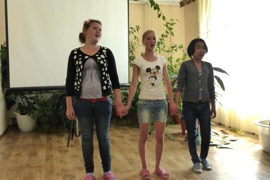 Sie singen ein Lied, es geht um die Stärke in der Gemeinschaft