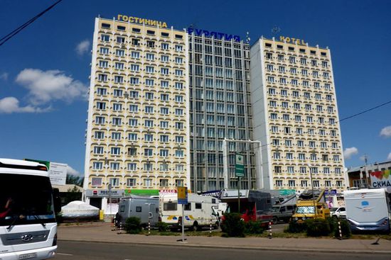 Unser Camp vor dem Buryati-Hotel
Burjatien ist sehr dünn besiedelt: 2,8 Einwohner pro Quadratkilometer
in Burjatien sind die Dörfer nicht selten 100 km voneinander entfernt