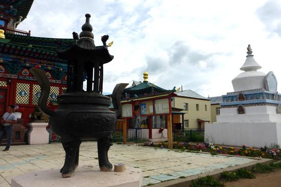 ... hier leben aktuell 41 Mönche,
der Dalai Lama, der heute (6.7.2014) Geburtstag hat, war zuletzt 1991 hier