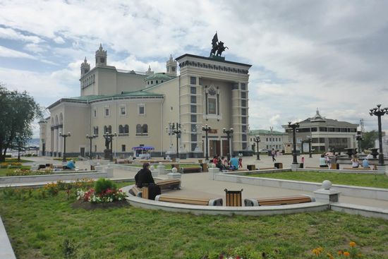 Das Theater, links davor ...