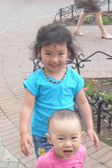 Kids in der Fußgängerzone