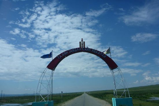 Mongolei 8. 7. 2014, Tag 55; 10.648 km
Geschätzte 2,8 Millionen Einwohner
Fläche 1.566 500 Quadratkilometer
noch dünner besiedelt als Sibirien
mit einem Pro-Kopf-Einkommen von 1500 US-Dollar jährlich eines des ärmsten Länder unseres Planeten