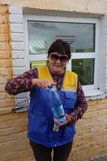 Sie kassiert die Maut (500 Tugrik, etwa 20 Eurocent) und ist für das Trinkwasser dankbar