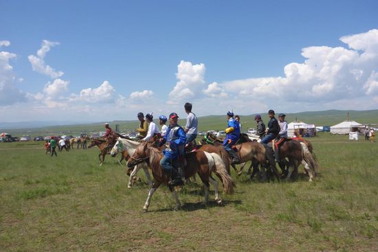Viele Zuschauer kommen auf dem eigenen Pferd