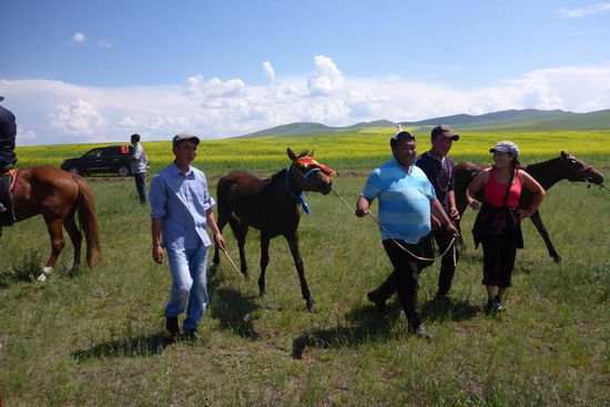 ... und das Siegpferd, es spielt die Hauptrolle, der kleine Jockey ist Nebensache