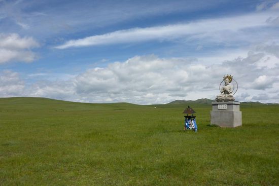 Buddhismus spielt eine große Rolle, immer wieder finden sich Symbole und Statuen