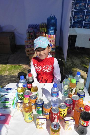 Getränkeverkäuferin vor dem Stadion in Ulaanbaatar
Im Stadion findet heute die Eröffnungszeremonie zum Naadamfest statt