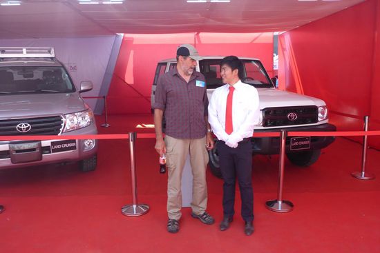 Begegnungen: Aljosh (oder so ähnlich) ist aus Japan angereist und präsentiert stolz die Fahrzeuge des Sponsors des Naadamfestes