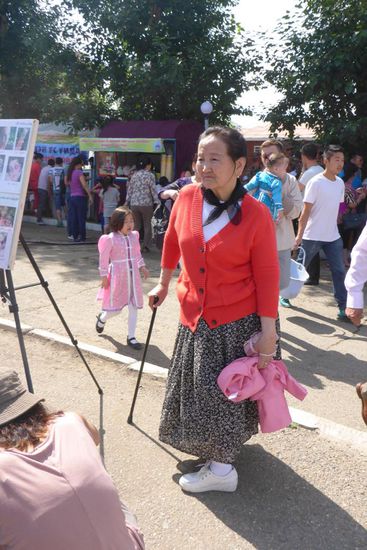 Die Großmutter beäugt kritisch ...