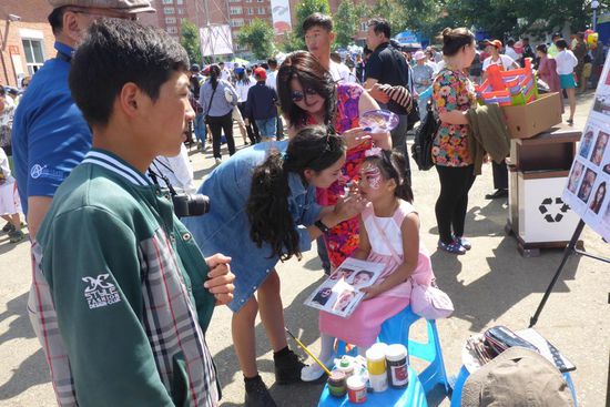 ... die Bemalung ihrer Enkelin