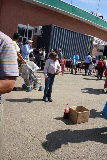 Er bittet freundlich um Spenden