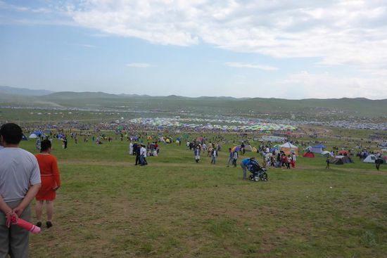 Naadamfest
Nach der Eröffnungszeremonie finden die Wettkämpfe statt, neben Bogenschießen Ringen und natürlich Pferderennen, hier vor 250.000 Zuschauern ...
