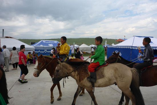 ... viele kommen ...