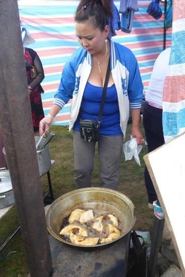 Mongolisches Nationalgericht: Teigtaschen, das Stück für 1000 Tugrik (40 Eurocent)