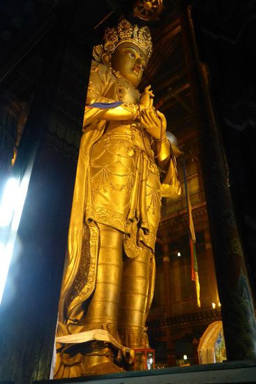 Die Buddha-Figur ist 26 m hoch, vergoldetes Kupfer, sie wiegt 20 Tonnen