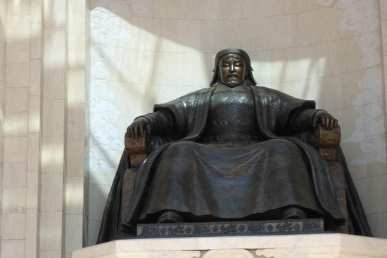 Hauptfigur am Parlamentsgebäude und in der Mongolei
Chingghis Khan (1162 - 1227)
Sein Imperium reichte von der Mongolei bis Georgien