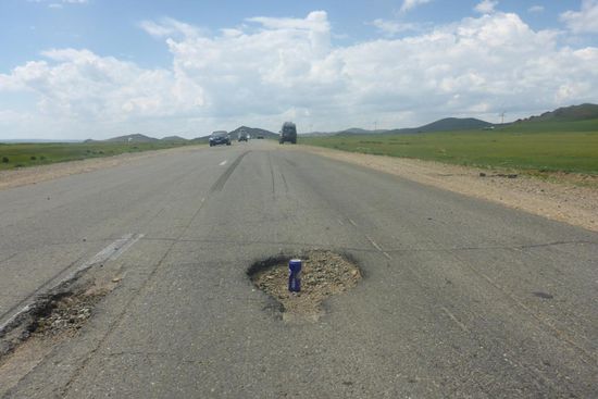 Da sollte man nicht hinein fahren, es drohen eklatante Schäden
ein holländisches Fahrzeug erlitt einen Rahmenbruch
die Bierdose habe ich platziert