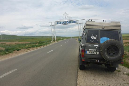 Ortsschild von Karakorum (heute Kharkhorin)
Hauptstadt der Mongolei zu Zeiten Chinggis Khaans
18. 7. 2014, Tag 65, 11.410 km
