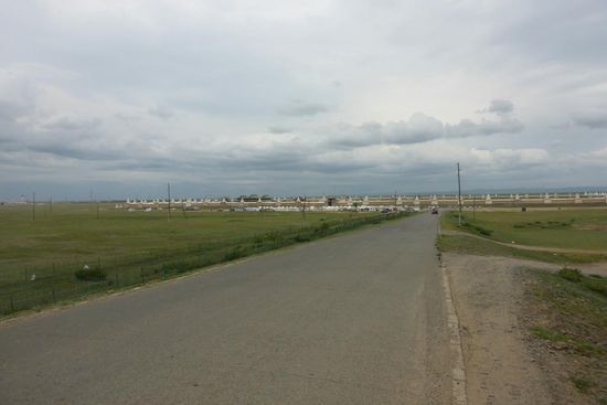 Klosteranlage Erdene Zuu, gegründet 1586, 2 km vor Karakorum
aufgebaut aus den Steinen der zerstörten Hauptstadt
die riesige Außenmauer hat 108 Wehrtürme