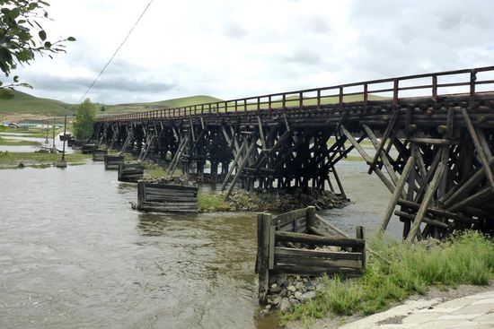 Holzbrücke am Eingang zum Tereli-Nationalpark