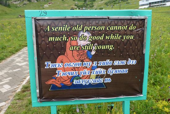 Mutmacher auf dem Zugangsweg zum Kloster