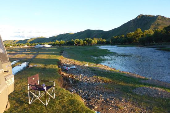 Abendstimmung im Camp am Fluß im Tereli-Nationalpark
"Was mich zum Reisen drängt, ist die Aussicht,
all das zu verlassen, was ich kenne, 
und all das zu betreten, was ich nicht kenne.
Und möglicherweise niemals verstehen werde"
Pico Iyer, Schriftsteller