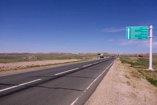 Auf geraden Straßen und in großer Hitze, bis zu 40 Grad Celsius im (theoretischen Schatten) Schatten, Richtung China