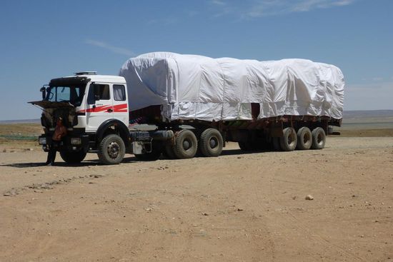 Chinesischer LKW mit Waren für die Mongolei. 
Die LKW fahren leer nach China zurück