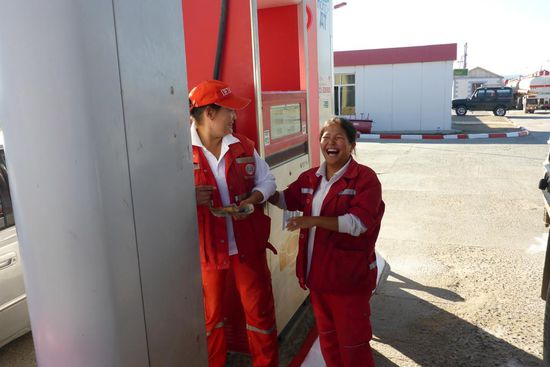 An der letzten Tankstelle vor der Grenze gehts lustig zu
Nach 18 Tagen und rund 1 900 km verlassen wir die Mongolei.
Ein vorläufiges Fazit:
- die Mongolei ist riesig und sehr dünn besiedelt
- wunderschöne Landschaften und freundliche Menschen
machen Lust auf
einen weiteren Besuch
- von dem riesigen Land haben wir nur einen
kleinen Ausschnitt gesehen
- UlaanBaatar hat außer Chaos und Hektik nicht viel zu bieten